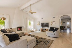 TV, stereo, offices - Desert Retreat by Homestead Modern (Yucca Valley)