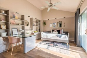 3 bedrooms, desk, travel cot, WiFi - Desert Retreat by Homestead Modern (Yucca Valley)