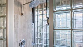 Badewanne, Haartrockner, Handtücher, Shampoo