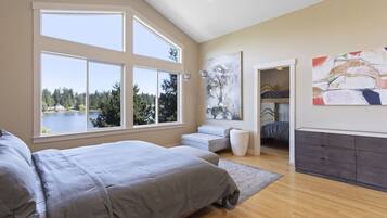 6 bedrooms, desk, iron/ironing board, WiFi