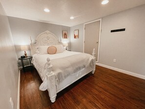 1 habitación, tabla de planchar con plancha y cuna de viaje 