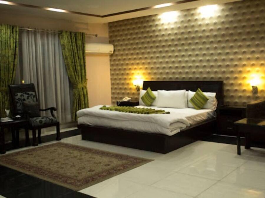 Soundproofing, free WiFi, bed sheets