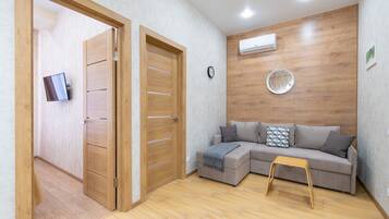 Apartment | Wohnbereich | 32-Zoll-LCD-Fernseher mit Kabelempfang, Fernseher, aktuelle Filme