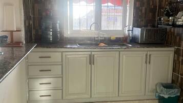 Refrigerador, horno, parrilla de estufa y cafetera y tetera