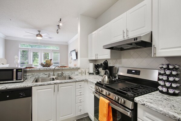 冰箱、微波炉、烤箱、洗碗机