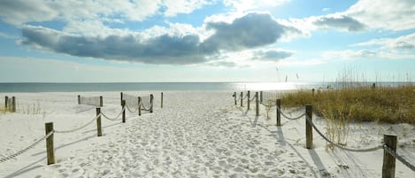 Plage, chaises longues, serviettes de plage