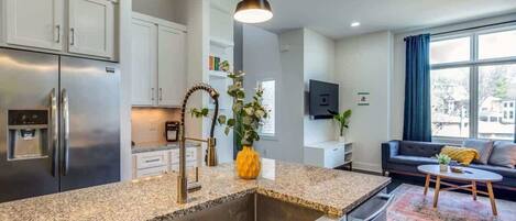 Frigorífic, microones, forn i placa de cuina