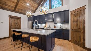 Kylskåp, mikrovågsugn, ugn och spishäll