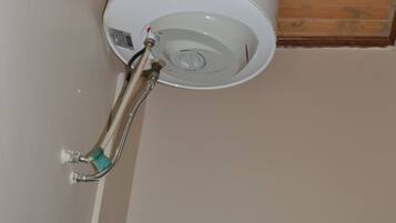 Ensemble douche/baignoire, serviettes fournies, savon, papier toilette