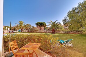 Outdoor dining - VILAMOURA DELIGHT WITH POOL by HOMING (Vilamoura)