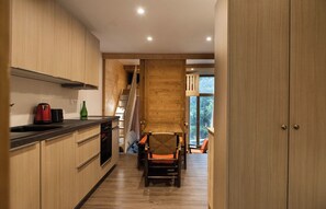 Kylskåp, mikrovågsugn, ugn och spishäll