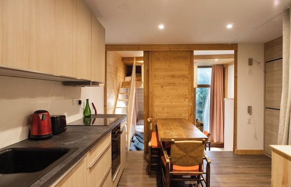 Kylskåp, mikrovågsugn, ugn och spishäll