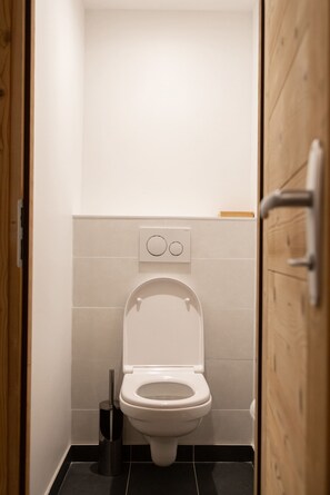 Badkar, hårtork, handdukar och schampo