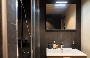 Doccia, asciugacapelli, asciugamani, shampoo