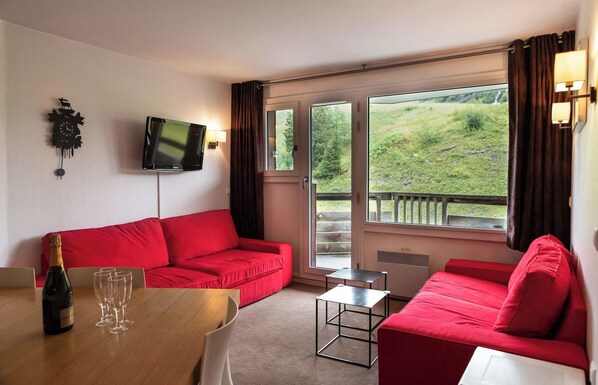 Unclassified image, 1 of 18, button