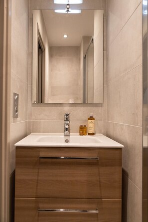 Badkar, hårtork, handdukar och schampo