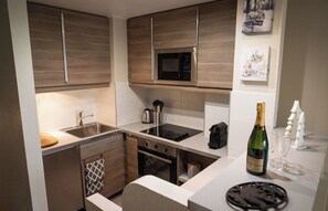 Kylskåp, mikrovågsugn, ugn och spishäll