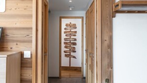 A hallway with wooden walls and a door with a signpost. - Immodreams - Le Proclou - Avoriaz (Avoriaz)
