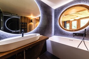 Baignoire, séchoir à cheveux, serviettes fournies, shampooing