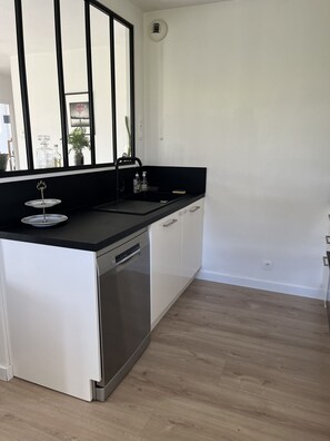 Een koelkast, een magnetron, een oven, een vaatwasser