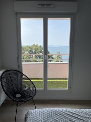 2 slaapkamers, een strijkplank/strijkijzer, reisbedje, gratis wifi