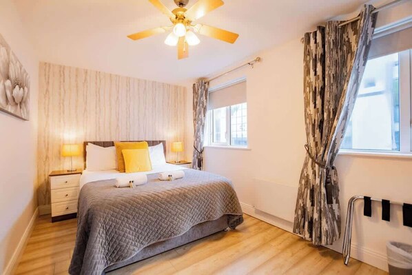 2 slaapkamers, een strijkplank/strijkijzer, reisbedje, gratis wifi
