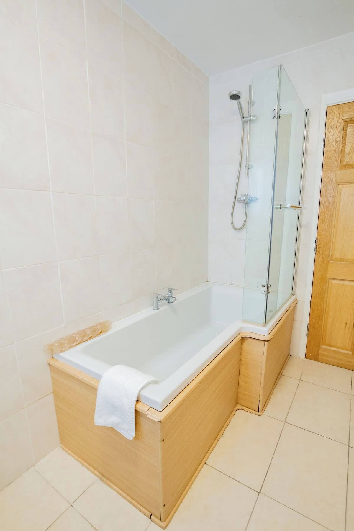 Badekar, hårføner og håndklær