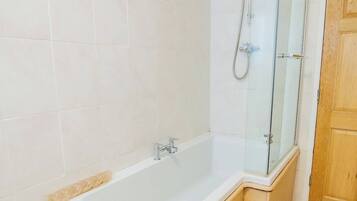 Badekar, hårføner og håndklær