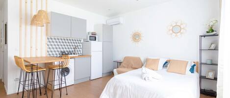 Tabla de planchar con plancha, wifi y ropa de cama