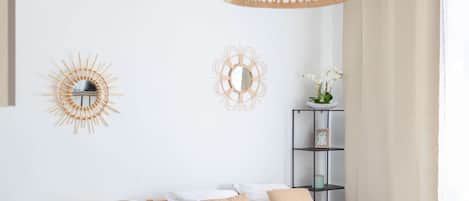 Tabla de planchar con plancha, wifi y ropa de cama