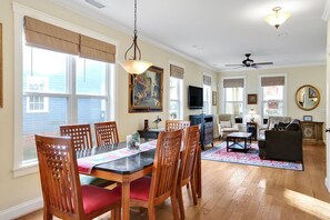 Dining - Downtown Wilmington home in the Historic District, near to Cape Fear River Walk  (Wilmington)