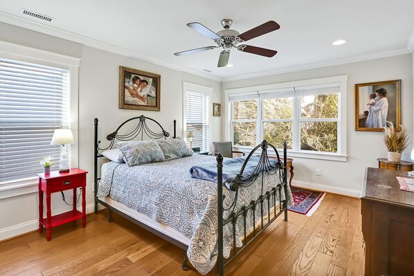 3 bedrooms, in-room safe, desk, iron/ironing board - Downtown Wilmington home in the Historic District, near to Cape Fear River Walk  (Wilmington)