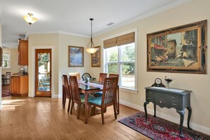 Dining - Downtown Wilmington home in the Historic District, near to Cape Fear River Walk  (Wilmington)