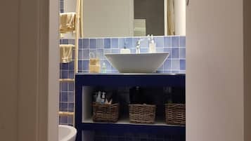 Kombination af bruser/badekar, hårtørrer, bidet, håndklæder