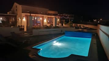 Een buitenzwembad, een verwarmd zwembad