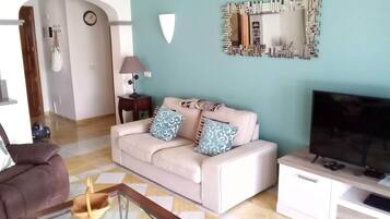 Een smart-tv en boeken