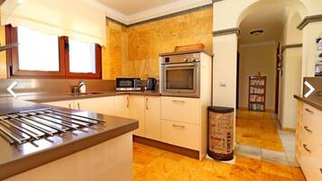 Een koelkast, een magnetron, een oven, een kookplaat