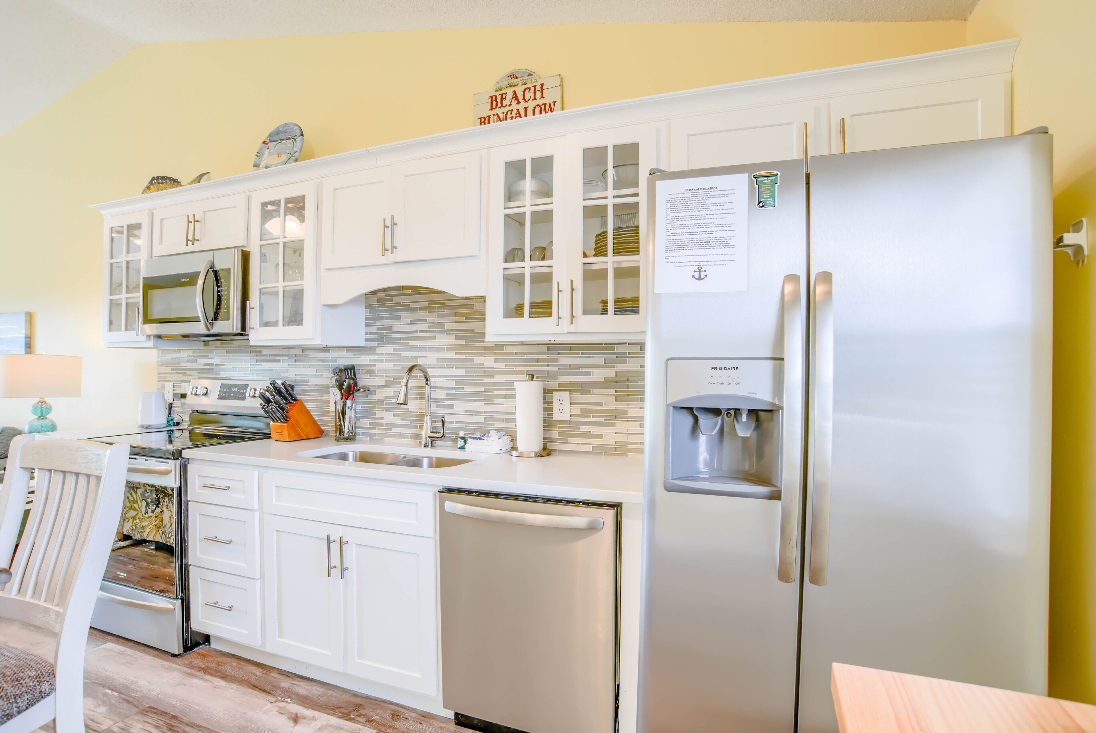 Refrigerador, microondas, horno, placa de cocina