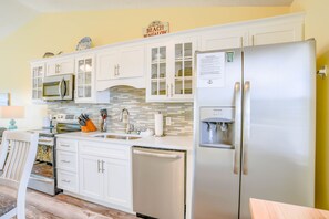 Kjøleskap, mikrobølgeovn, ovn og kokeplater