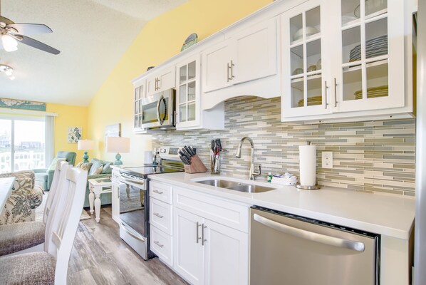 Kjøleskap, mikrobølgeovn, ovn og kokeplater