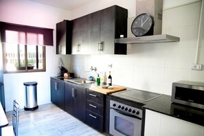 Frigorífic, microones, forn i placa de cuina 