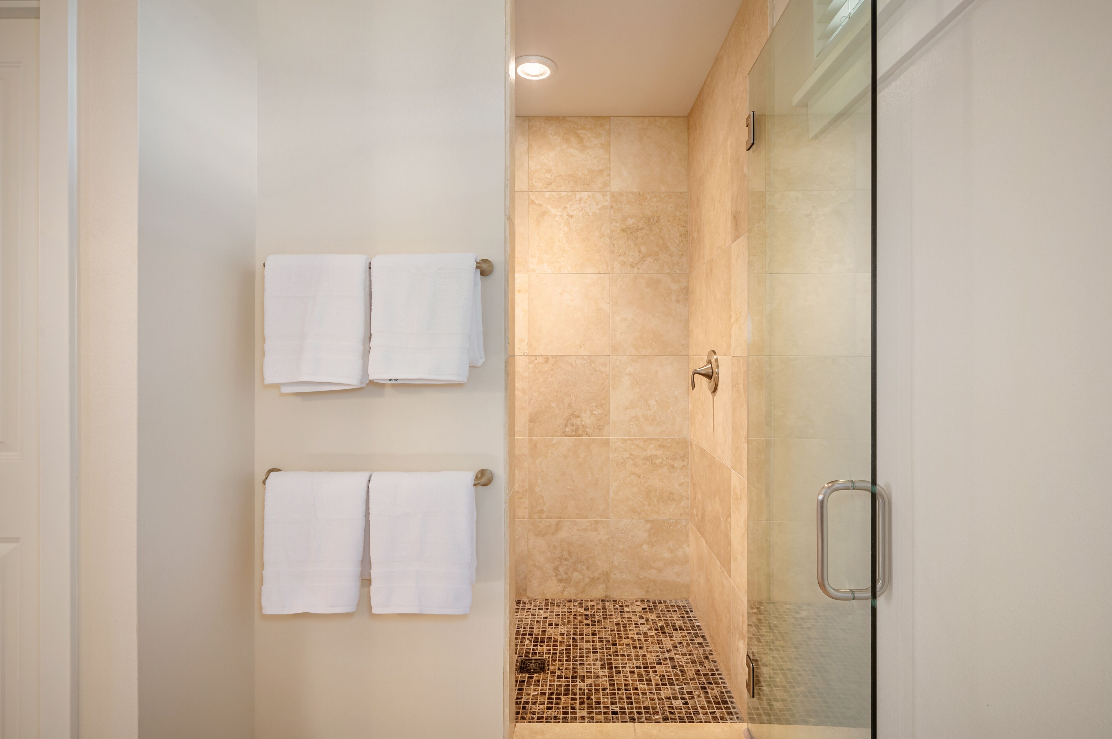 Combined shower/tub, hair dryer, towels