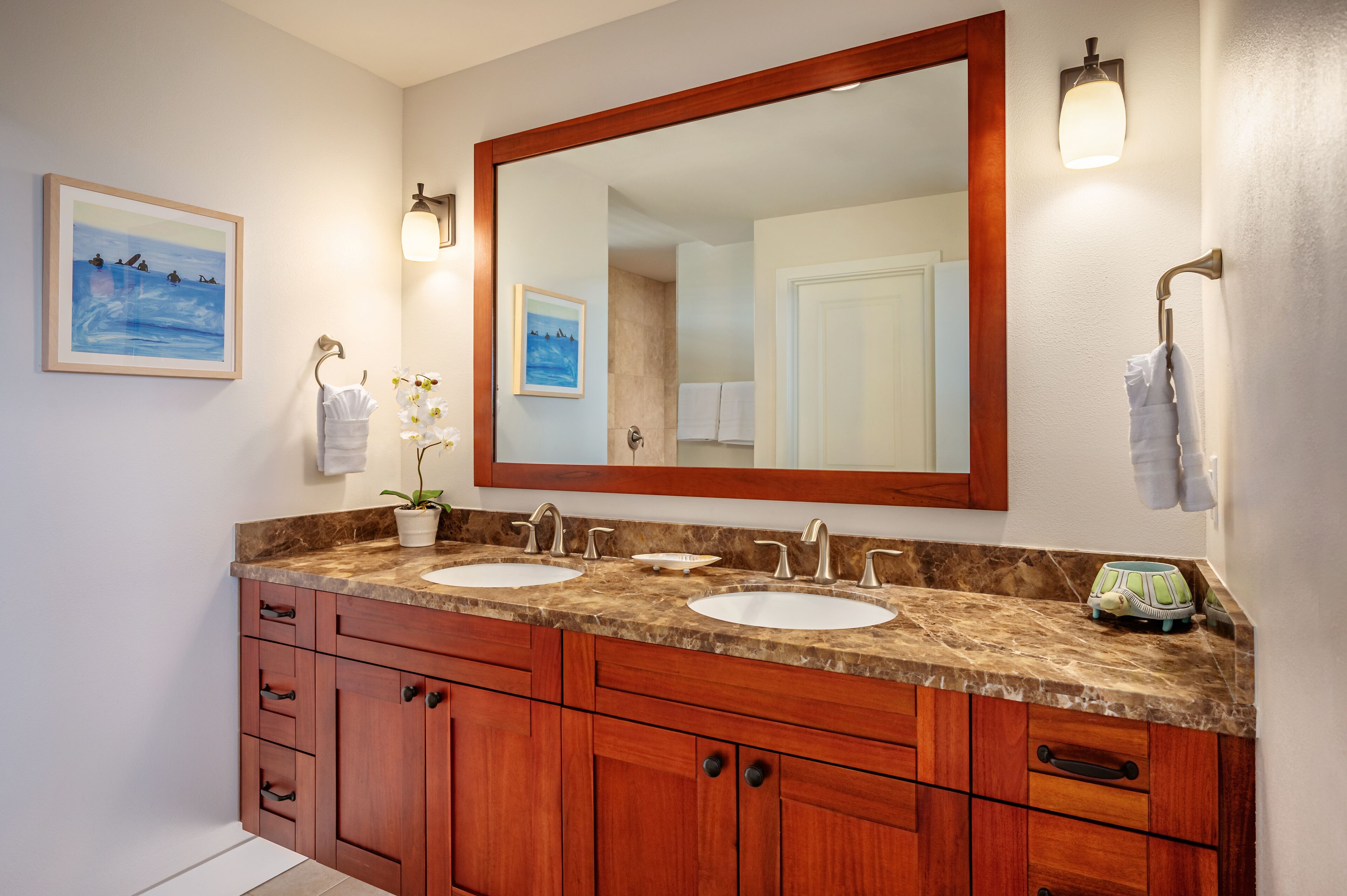 Combined shower/tub, hair dryer, towels