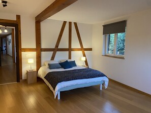 2 habitaciones, escritorio y tabla de planchar con plancha