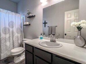 Combined shower/tub, towels
