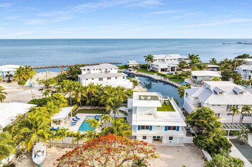 Waterfront Home in Islamorada with outdoor kitchen, pool, spa, boat dockage