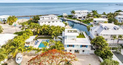 Waterfront Home in Islamorada with outdoor kitchen, pool, spa, boat dockage
