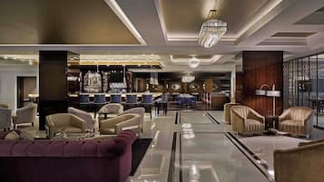 Serverer lunsj, middag og happy hour