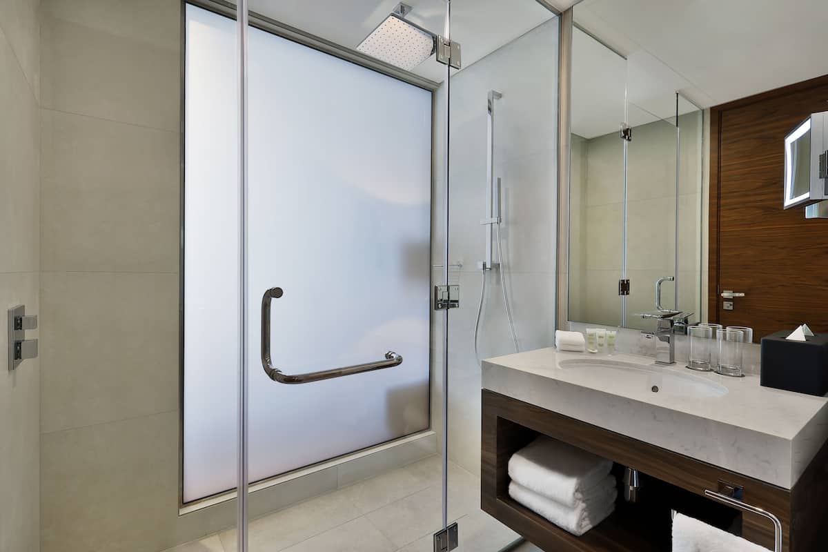 Articles de toilette gratuits, sèche-cheveux, peignoirs, chaussons