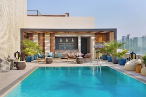 Outdoor pool, pool umbrellas, pool loungers - Courtyard by Marriott Culture Village, Dubai (Dubai)